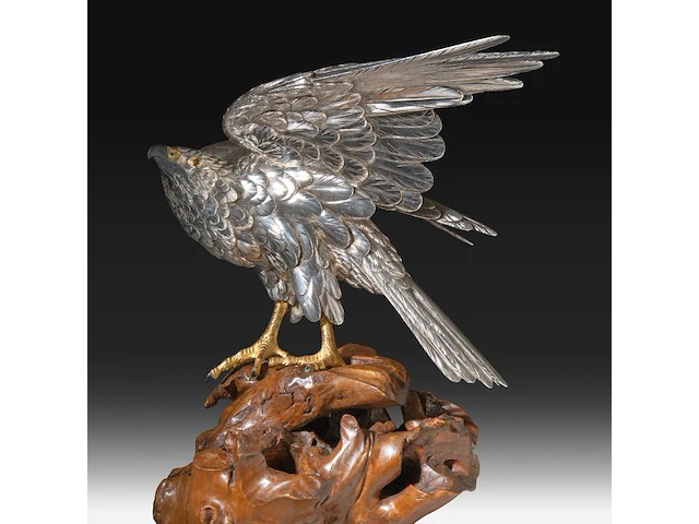 A japanese silvered bronze okimono of an eagle, perched on a burlwood stand, signed gyokko, meiji period, total h 64,8 cm - afbeelding 10 van  12