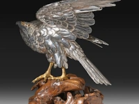 A japanese silvered bronze okimono of an eagle, perched on a burlwood stand, signed gyokko, meiji period, total h 64,8 cm - afbeelding 10 van  12