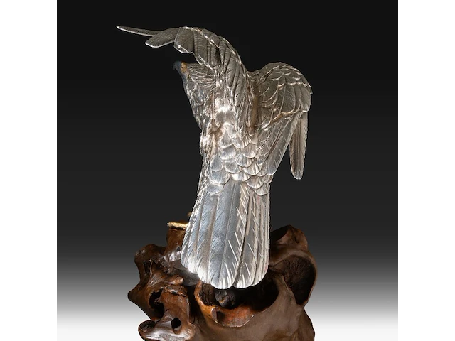 A japanese silvered bronze okimono of an eagle, perched on a burlwood stand, signed gyokko, meiji period, total h 64,8 cm - afbeelding 11 van  12