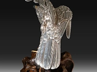 A japanese silvered bronze okimono of an eagle, perched on a burlwood stand, signed gyokko, meiji period, total h 64,8 cm - afbeelding 11 van  12