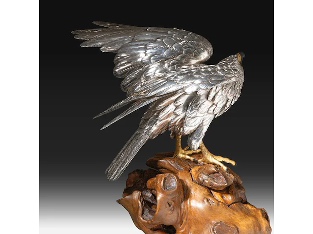 A japanese silvered bronze okimono of an eagle, perched on a burlwood stand, signed gyokko, meiji period, total h 64,8 cm - afbeelding 12 van  12