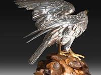 A japanese silvered bronze okimono of an eagle, perched on a burlwood stand, signed gyokko, meiji period, total h 64,8 cm - afbeelding 12 van  12