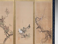 A japanese six-panel byobu folding screen with six individual 'bird and flower' paintings on a gold-leaf ground, artist's seals, late meiji period (20thc), 174 x 380 cm - afbeelding 8 van  8