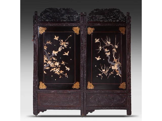 A japanese two-panel lacquered screen with shibayama inlay of bone and mother-of-pearl, depicting birds among branches, meiji period (1868-1912), h 183 cm - w 85 cm (closed) - afbeelding 1 van  6
