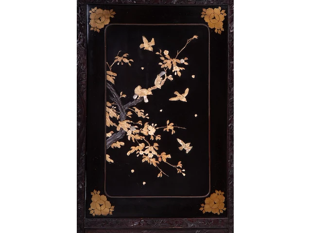 A japanese two-panel lacquered screen with shibayama inlay of bone and mother-of-pearl, depicting birds among branches, meiji period (1868-1912), h 183 cm - w 85 cm (closed) - afbeelding 3 van  6