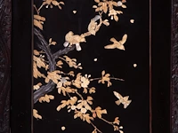 A japanese two-panel lacquered screen with shibayama inlay of bone and mother-of-pearl, depicting birds among branches, meiji period (1868-1912), h 183 cm - w 85 cm (closed) - afbeelding 3 van  6