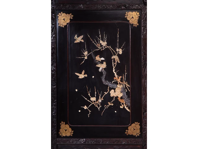 A japanese two-panel lacquered screen with shibayama inlay of bone and mother-of-pearl, depicting birds among branches, meiji period (1868-1912), h 183 cm - w 85 cm (closed) - afbeelding 4 van  6