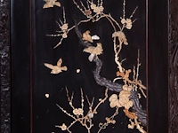 A japanese two-panel lacquered screen with shibayama inlay of bone and mother-of-pearl, depicting birds among branches, meiji period (1868-1912), h 183 cm - w 85 cm (closed) - afbeelding 4 van  6