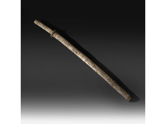 A japanese wakizashi in a bone saya, elaborately sculpted with a battle of samurai, meiji period (1868-1912), total l 78 cm - sword l from habaki - 56 cm - afbeelding 2 van  9