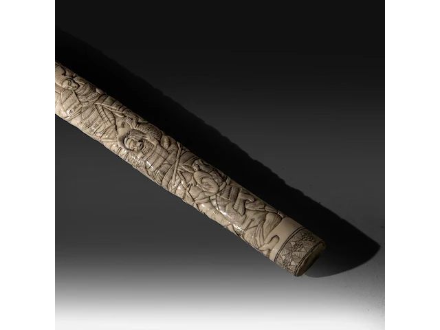A japanese wakizashi in a bone saya, elaborately sculpted with a battle of samurai, meiji period (1868-1912), total l 78 cm - sword l from habaki - 56 cm - afbeelding 3 van  9