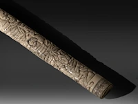A japanese wakizashi in a bone saya, elaborately sculpted with a battle of samurai, meiji period (1868-1912), total l 78 cm - sword l from habaki - 56 cm - afbeelding 3 van  9