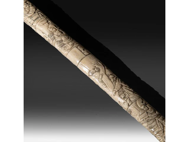 A japanese wakizashi in a bone saya, elaborately sculpted with a battle of samurai, meiji period (1868-1912), total l 78 cm - sword l from habaki - 56 cm - afbeelding 4 van  9