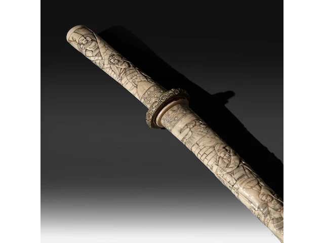 A japanese wakizashi in a bone saya, elaborately sculpted with a battle of samurai, meiji period (1868-1912), total l 78 cm - sword l from habaki - 56 cm - afbeelding 5 van  9
