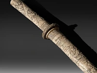 A japanese wakizashi in a bone saya, elaborately sculpted with a battle of samurai, meiji period (1868-1912), total l 78 cm - sword l from habaki - 56 cm - afbeelding 5 van  9