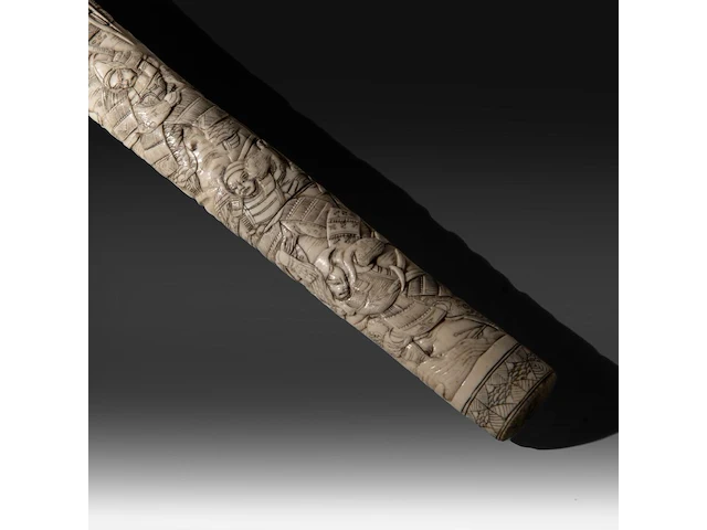 A japanese wakizashi in a bone saya, elaborately sculpted with a battle of samurai, meiji period (1868-1912), total l 78 cm - sword l from habaki - 56 cm - afbeelding 6 van  9