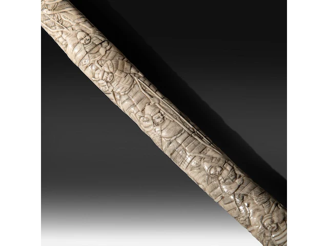 A japanese wakizashi in a bone saya, elaborately sculpted with a battle of samurai, meiji period (1868-1912), total l 78 cm - sword l from habaki - 56 cm - afbeelding 7 van  9