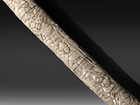 A japanese wakizashi in a bone saya, elaborately sculpted with a battle of samurai, meiji period (1868-1912), total l 78 cm - sword l from habaki - 56 cm - afbeelding 7 van  9