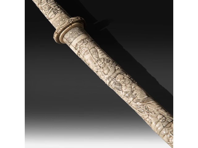A japanese wakizashi in a bone saya, elaborately sculpted with a battle of samurai, meiji period (1868-1912), total l 78 cm - sword l from habaki - 56 cm - afbeelding 8 van  9