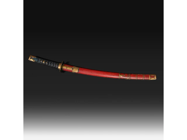 A japanese wakizashi in red lacquered saya, with menuki, kogai and kozuka, the tsuba depicting a whirling dragon, 19thc, total l 76 cm - l from habaki 49 cm - afbeelding 1 van  4