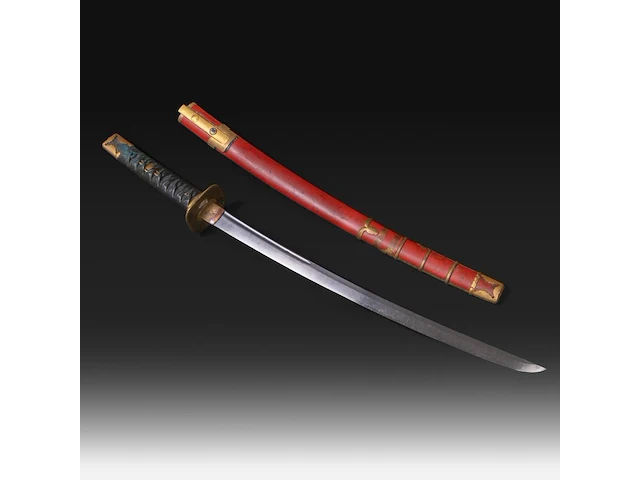 A japanese wakizashi in red lacquered saya, with menuki, kogai and kozuka, the tsuba depicting a whirling dragon, 19thc, total l 76 cm - l from habaki 49 cm - afbeelding 2 van  4