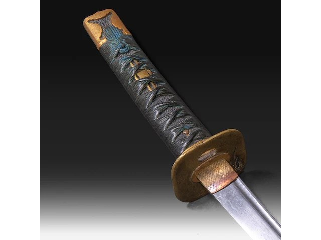 A japanese wakizashi in red lacquered saya, with menuki, kogai and kozuka, the tsuba depicting a whirling dragon, 19thc, total l 76 cm - l from habaki 49 cm - afbeelding 4 van  4