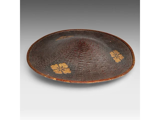 A japanese wicker kasa painted with gold mon symbols, meiji period (1868-1912), ø 38,5 cm - afbeelding 1 van  4