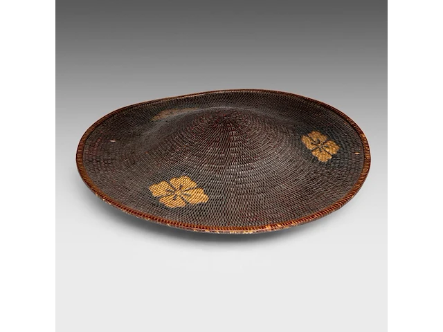 A japanese wicker kasa painted with gold mon symbols, meiji period (1868-1912), ø 38,5 cm - afbeelding 2 van  4