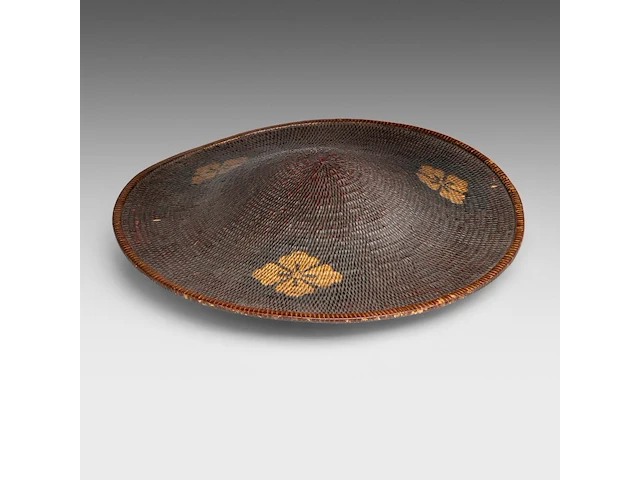 A japanese wicker kasa painted with gold mon symbols, meiji period (1868-1912), ø 38,5 cm - afbeelding 3 van  4