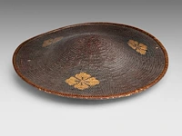 A japanese wicker kasa painted with gold mon symbols, meiji period (1868-1912), ø 38,5 cm - afbeelding 3 van  4