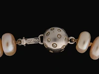 A jka köhle pastel irregular-shaped pearl necklace, 14ct white gold and diamonds, l 81 cm - afbeelding 3 van  3