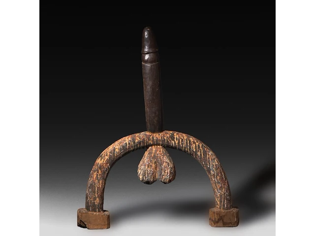 A large african tribal voodoo cult wooden phallus 94 x 78 cm. (37.00 x 30.71 in.) - afbeelding 1 van  4