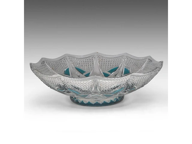 A large blue overlay and cut crystal coupe 15 x 51 cm. (5.91 x 20.07 in.) - afbeelding 1 van  5