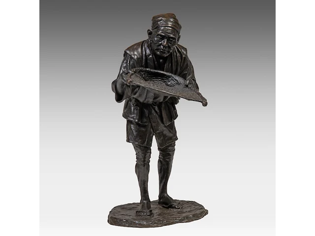 A large bronze japanese okimono of a man sifting grain, signed, meiji period (1868-1912), h 71,5 cm - afbeelding 2 van  8