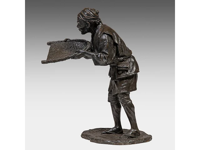 A large bronze japanese okimono of a man sifting grain, signed, meiji period (1868-1912), h 71,5 cm - afbeelding 3 van  8