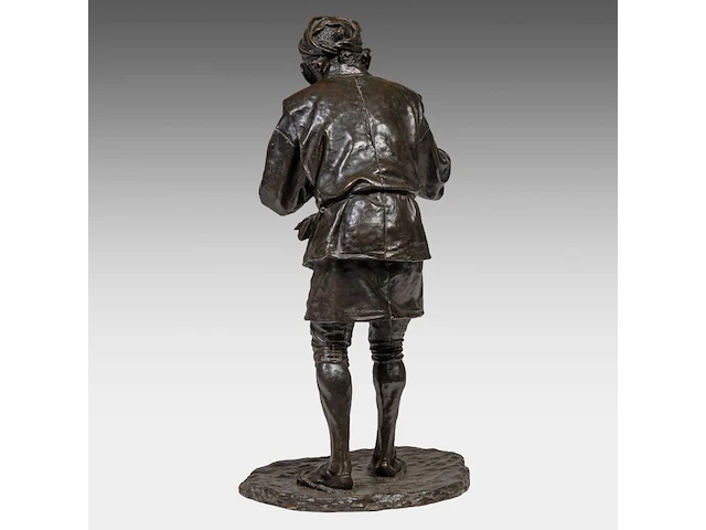 A large bronze japanese okimono of a man sifting grain, signed, meiji period (1868-1912), h 71,5 cm - afbeelding 4 van  8