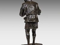 A large bronze japanese okimono of a man sifting grain, signed, meiji period (1868-1912), h 71,5 cm - afbeelding 4 van  8