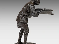 A large bronze japanese okimono of a man sifting grain, signed, meiji period (1868-1912), h 71,5 cm - afbeelding 5 van  8