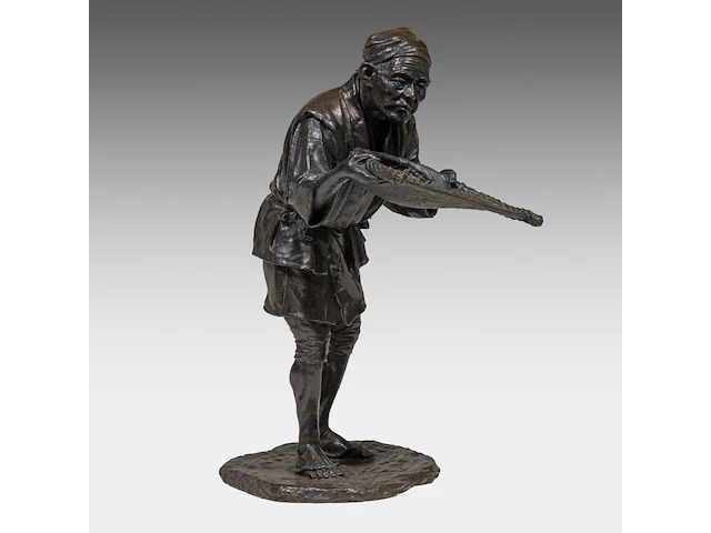A large bronze japanese okimono of a man sifting grain, signed, meiji period (1868-1912), h 71,5 cm - afbeelding 6 van  8