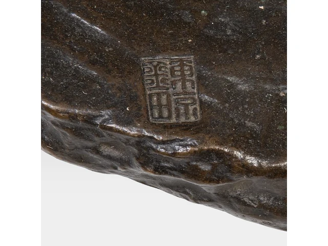 A large bronze japanese okimono of a man sifting grain, signed, meiji period (1868-1912), h 71,5 cm - afbeelding 7 van  8