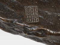 A large bronze japanese okimono of a man sifting grain, signed, meiji period (1868-1912), h 71,5 cm - afbeelding 7 van  8