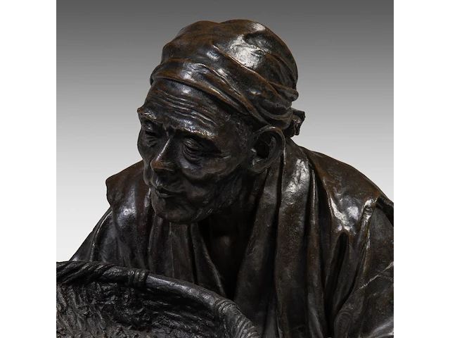 A large bronze japanese okimono of a man sifting grain, signed, meiji period (1868-1912), h 71,5 cm - afbeelding 8 van  8