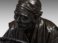 A large bronze japanese okimono of a man sifting grain, signed, meiji period (1868-1912), h 71,5 cm - afbeelding 8 van  8