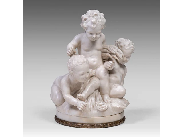 A large carrara marble group of playing putti as an allegory of harvest, 19thc 55 cm. (21.64 in.) - afbeelding 1 van  6