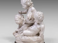 A large carrara marble group of playing putti as an allegory of harvest, 19thc 55 cm. (21.64 in.) - afbeelding 3 van  6