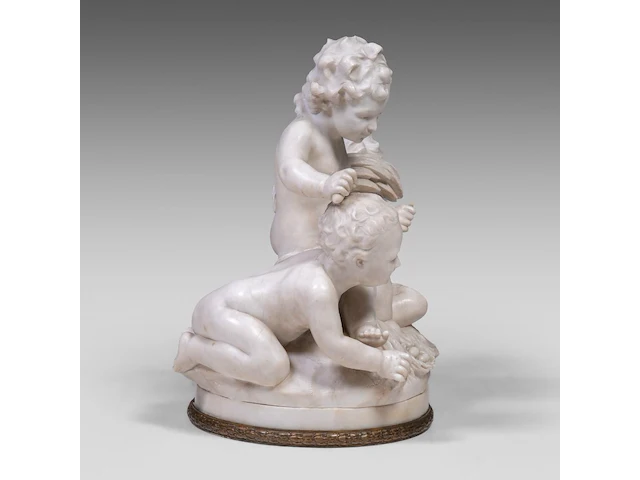 A large carrara marble group of playing putti as an allegory of harvest, 19thc 55 cm. (21.64 in.) - afbeelding 6 van  6
