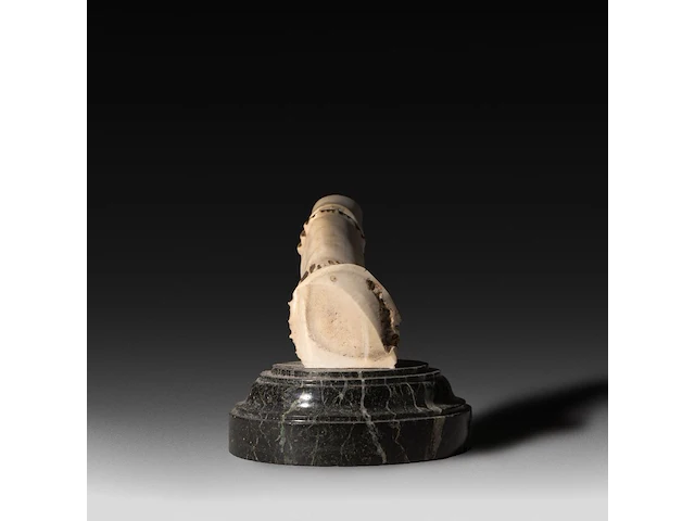 A large carved horn phallic press-papier, on a marble base, ca. 1900, h 13,5 cm (total) - l 17 cm (the phallus) - afbeelding 2 van  5