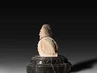 A large carved horn phallic press-papier, on a marble base, ca. 1900, h 13,5 cm (total) - l 17 cm (the phallus) - afbeelding 2 van  5