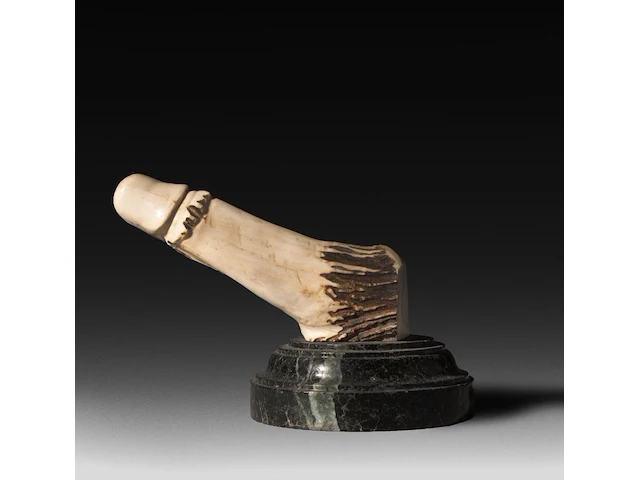 A large carved horn phallic press-papier, on a marble base, ca. 1900, h 13,5 cm (total) - l 17 cm (the phallus) - afbeelding 3 van  5