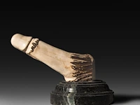 A large carved horn phallic press-papier, on a marble base, ca. 1900, h 13,5 cm (total) - l 17 cm (the phallus) - afbeelding 3 van  5