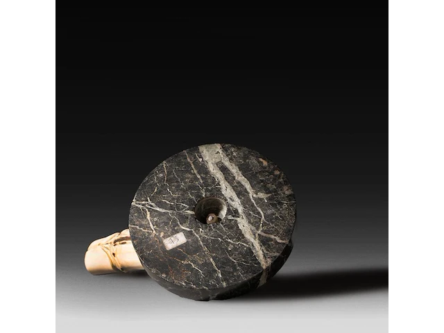 A large carved horn phallic press-papier, on a marble base, ca. 1900, h 13,5 cm (total) - l 17 cm (the phallus) - afbeelding 5 van  5